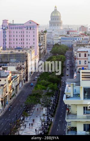 El Capitolio, National Capitol Building oder Capitolio Nacional de Cuba am Ende des Paseo del Prado, einer Promenade nahe der alten Stadtmauer, und der Aufteilung zwischen dem Centro Habana und dem alten Havanna, Havanna, Kuba Stockfoto