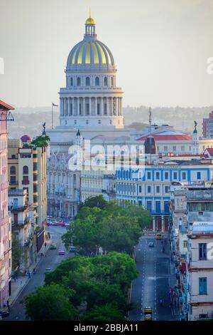 El Capitolio, National Capitol Building oder Capitolio Nacional de Cuba am Ende des Paseo del Prado, einer Promenade nahe der alten Stadtmauer, und der Aufteilung zwischen dem Centro Habana und dem alten Havanna, Havanna, Kuba Stockfoto