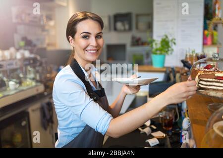 Frau arbeitet im Coffee-shop Stockfoto