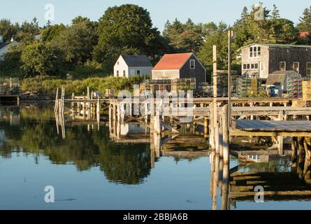 Viele Bootshäuser und Fischerboote in diesem kleinen Dorf. Inseln galore, machen Sie schöne Tagesausflüge im Atlantik. Malerisches typisches Dorf. Stockfoto