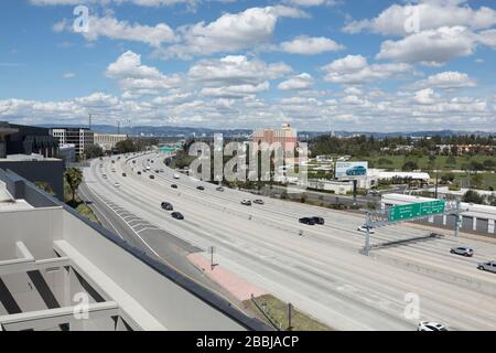 Der San Diego (405) Freeway in West Los Angeles am 22. März 2020 während der Sperrung von Coronavirus. Stockfoto