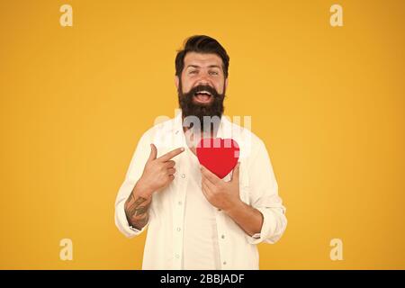 Man bärtige Hipster halten roten Herzen. Verschreiben Medikamente senken den Blutdruck Cholesterin. Fühlen pulse check Herzfrequenz Rhythmus. Herzkrankheit. Gesunde Gewohnheiten und Lebensweise. Überwachung und Messung. Stockfoto