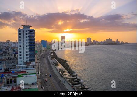 Blick auf die Dachterrasse vom SO/ Paseo del Prado La Habana Hotel, bei Sonnenuntergang, Blick nach Westen auf Malecon, Havanna, Kuba Stockfoto