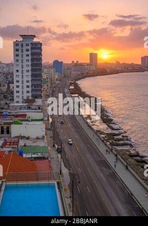 Blick auf die Dachterrasse vom SO/ Paseo del Prado La Habana Hotel, bei Sonnenuntergang, Blick nach Westen auf Malecon, Havanna, Kuba Stockfoto