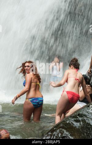 Zwei Schwestern am La Mina Wasserfall, El Yunque Regenwald, nur tropischer Wald in den USA, Luquillo, Puerto Rico, USA Stockfoto