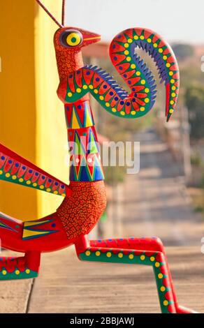 Bunte Kopal Alebrijes, bemalte Holztiere, von Handwerkern in Arrazola, Valles Centrales, Oaxaca, Mexiko erstellt Stockfoto