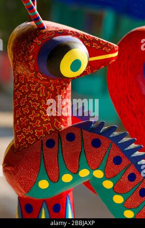 Nahaufnahme eines bunten Kopal Alebrijes, bemaltes Holztier, von Handwerkern in Arrazola, Valles Centrales, Oaxaca, Mexiko geschaffen Stockfoto