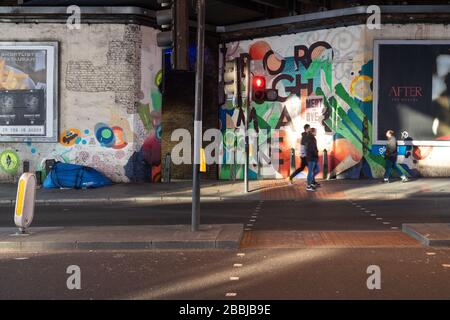 In der Nähe der leeren Hauptstraße von Borough / eines grünen Drachenplatzes, der während der Blockierung des britischen Coronavirus in London zum Borough Market führt Stockfoto