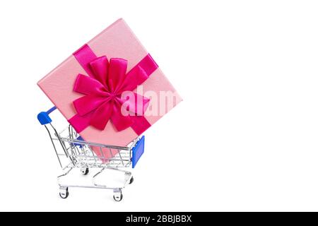 Tolles Geschenk im Lebensmittel-Einkaufswagen auf weißem Hintergrund Stockfoto