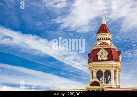 Gebäude Uhrturm Mit Glas Gegen Blue Sky Hintergrund Stockfoto