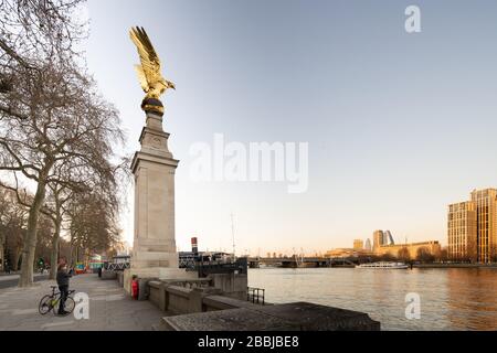 Der Steinadler auf dem Royal Air Force Memorial blickt auf eine leere Themse während der Blockierung des britischen Coronavirus in London Stockfoto