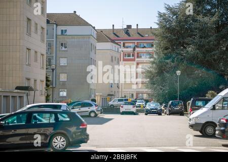 Straßburg, Frankreich - 22. März 2020: Leere Straße während der französischen Generalbeendigung während der Pandemie-Situation von Covid-19 Coronavirus Autos geparkt und Straße ohne Menschen Stockfoto