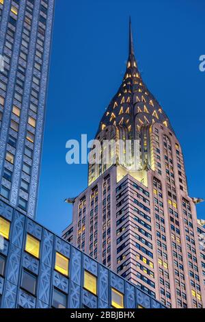 Chrysler Building, Wahrzeichen des Art déco-Stils in NYC, vor der Morgendämmerung, eingerahmt vom Socony-Mobil-Gebäude. Stockfoto