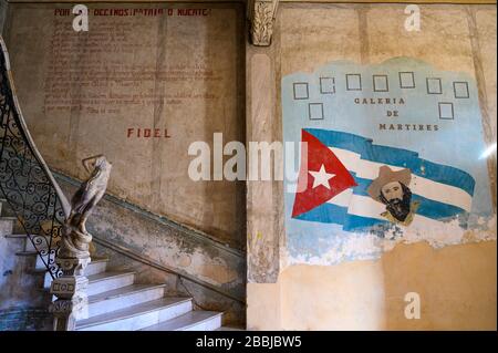 Treppenaufgang in Paladar La Guarida mit Wandbild von Camilo Cienfuegos Gorriarán, einer kubanischen revolutionären und patriotischen Passage von Fidel Castro, Centro, Havanna, Kuba Stockfoto