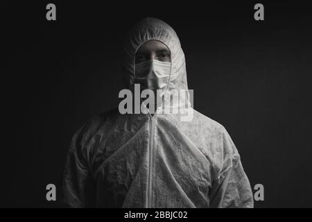 Dramatisches Porträt des Arztes in Schutzanzug und Schutzmaske Stockfoto