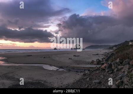 Heuhaufen Felsen am Cannon Beach, Oregon Coast Stockfoto