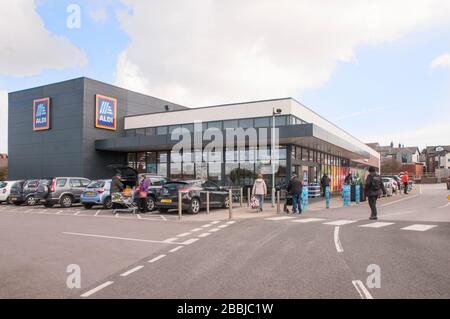 Käufer, die in ein neu errichtetes Aldi-Geschäft in Poulton le Fylde Lancashire England UK gehen, verkaufen Produkte wie Getränke, Lebensmittel, Kleidung usw. Stockfoto