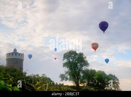 Bristol Ballon Festival Fiesta 2019 - verschiedene Arten und Formen von Heißluftballons, die in der Luft in der Nähe von clifton fliegen Stockfoto