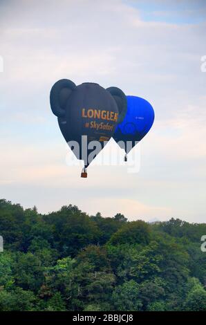 Bristol Ballon Festival Fiesta 2019 - verschiedene Arten und Formen von Heißluftballons, die in der Luft in der Nähe von clifton fliegen Stockfoto