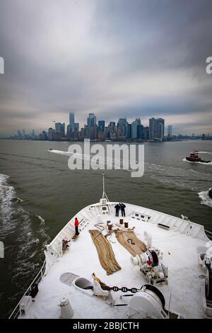 New York, Vereinigte Staaten von Amerika. März 2020. Das US Navy Military Sealift Command Hospitalschiff USNS Comfort fährt den Hudson River hinauf, um bei Ankunft im Hafen von New York am Pier 90 anzudocken, am 30. März 2020 in New York City, New York. Der Comfort setzt sich zur Unterstützung der COVID-19-Reaktionsbemühungen der Nation in die Stadt ein. Kredit: Sara Eshleman/USA Navy/Alamy Live News Stockfoto