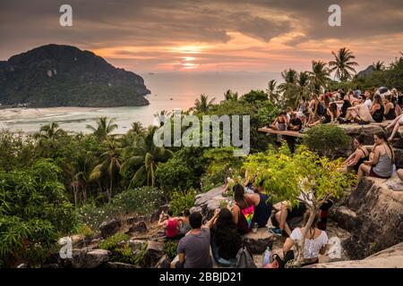 Touristen am Aussichtspunkt, Ko Phi Phi Insel, Thailand, Asien. Stockfoto