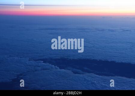 Blick auf den Sonnenaufgang aus einem Flugzeug Stockfoto