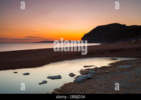 Seatown, Dorset, Großbritannien. März 2020. Wetter in Großbritannien. Der Sonnenuntergang vom Strand in Seatown in Dorset aus gesehen, während der Himmel am Ende des Tages auf die Klippen von Golden Cap blickt. Bildnachweis: Graham Hunt/Alamy Live News Stockfoto