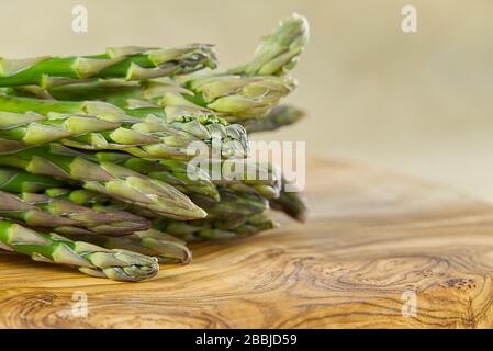 Frischer junger Asparagus-Nahkampf. Spargel auf Holzbrett Stockfoto