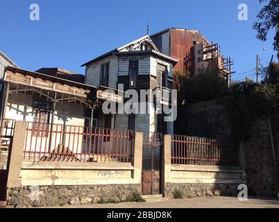 Zerfallende alte Herrenhäuser in Valparaiso (Chile), einer alten kolonialen Seehafenstadt im Südosten des Pazifiks Stockfoto