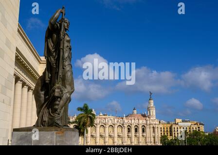 Statue der Tugend des italienischen Künstlers Angelo Zanelli auf den Stufen von El Capitolio oder dem nationalen Kapitolgebäude, Havanna, Kuba Stockfoto