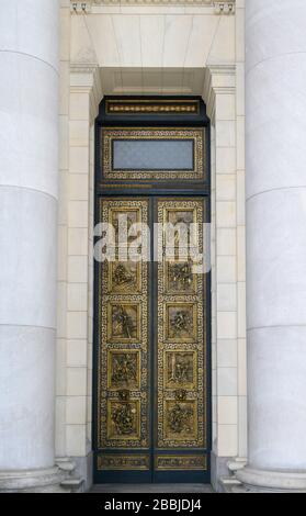 Bronzetüren mit Flachreliefen von Angelo Zanelli, El Capitolio oder dem National Capitol Building, Havanna, Kuba Stockfoto