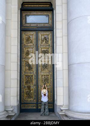 Bronzetüren mit Flachreliefen von Angelo Zanelli, El Capitolio oder dem National Capitol Building, Havanna, Kuba Stockfoto