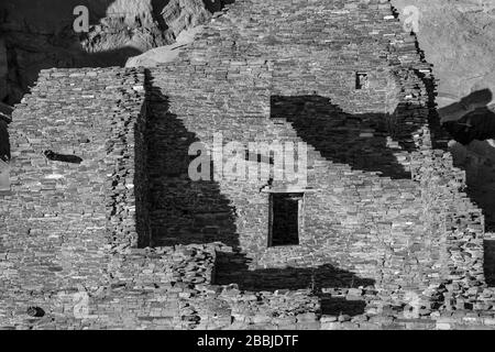 Wände aus versteinertem Sandstein und Schlamm von den angestammten Pueblo-Leuten im Pueblo Bonito im Chaco-Kultur-Nationalpark, New Mexico, USA Stockfoto