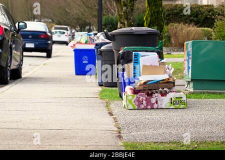 Komplette Recyclingbehälter und Abfallbehälter warten auf die Abholung an der Ausgangssperre, Pitt Meadows, B. C. Stockfoto