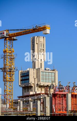 Hotelneubau in Mirimar mit russischer Botschaft darüber hinaus. Havanna, Kuba. Stockfoto