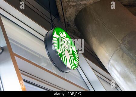 Nürnberg / Deutschland - 23.03.2020: Starbucks Café und sein Logo. Starbucks stoppte ihre Aktivität in Deutschland aufgrund von Covid-19. Stockfoto