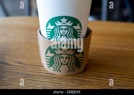 Nürnberg / Deutschland - 23.03.2020: Starbucks Café und sein Logo. Starbucks stoppte ihre Aktivität in Deutschland aufgrund von Covid-19. Stockfoto