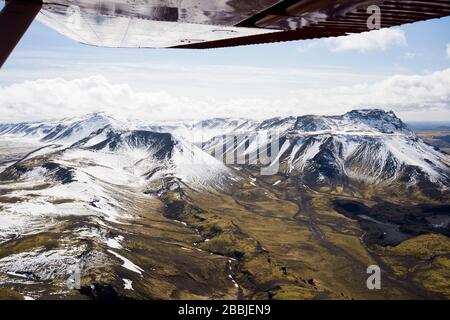 Luftaufnahme der isländischen Berge vom Flugzeugflügel pov Stockfoto