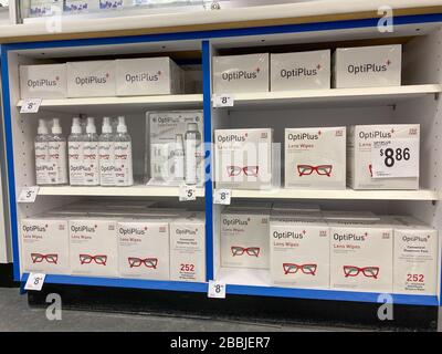 Orlando, FL/USA-3/7/20: Ein OptiPlus Brillenpflegeset zum Verkauf in einem Sams Club Wholesale Store in Orlando, Florida. Stockfoto