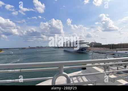 Fort Lauderdale, Florida, USA. März 2020. Der Hafendirektor von Port Everglades sagte, er sei heute völlig blind von der Prinzessin von Crown gefangen worden, die mit Crew ankam, die Medevac benötigt. Er erklärte, dies verstoße gegen das Bundesgesetz und auch die CDC und die USCG seien nicht informiert. Der Karnevalsvertreter erklärte, dass Princess Broward Health direkt kontaktiert habe, und ein anderer Broward-Kommissar ließ den CEO von Broward Health am Telefon die Richtigkeit dieser Erklärung in Port Everglades Dock überprüfen. Crown Princess ist ein Kreuzfahrtschiff der Crown Klasse, das im Besitz von Princess Cruises ist und von diesem betrieben wird. Ihre Jungfernfahrt dauerte p Stockfoto