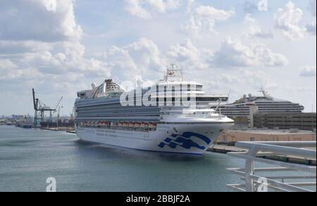 Fort Lauderdale, Florida, USA. März 2020. Der Hafendirektor von Port Everglades sagte, er sei heute völlig blind von der Prinzessin von Crown gefangen worden, die mit Crew ankam, die Medevac benötigt. Er erklärte, dies verstoße gegen das Bundesgesetz und auch die CDC und die USCG seien nicht informiert. Der Karnevalsvertreter erklärte, dass Princess Broward Health direkt kontaktiert habe, und ein anderer Broward-Kommissar ließ den CEO von Broward Health am Telefon die Richtigkeit dieser Erklärung in Port Everglades Dock überprüfen. Crown Princess ist ein Kreuzfahrtschiff der Crown Klasse, das im Besitz von Princess Cruises ist und von diesem betrieben wird. Ihre Jungfernfahrt dauerte p Stockfoto
