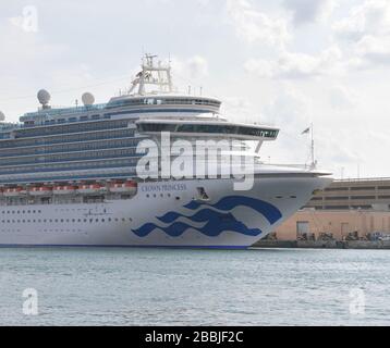 Fort Lauderdale, Florida, USA. März 2020. Der Hafendirektor von Port Everglades sagte, er sei heute völlig blind von der Prinzessin von Crown gefangen worden, die mit Crew ankam, die Medevac benötigt. Er erklärte, dies verstoße gegen das Bundesgesetz und auch die CDC und die USCG seien nicht informiert. Der Karnevalsvertreter erklärte, dass Princess Broward Health direkt kontaktiert habe, und ein anderer Broward-Kommissar ließ den CEO von Broward Health am Telefon die Richtigkeit dieser Erklärung in Port Everglades Dock überprüfen. Crown Princess ist ein Kreuzfahrtschiff der Crown Klasse, das im Besitz von Princess Cruises ist und von diesem betrieben wird. Ihre Jungfernfahrt dauerte p Stockfoto
