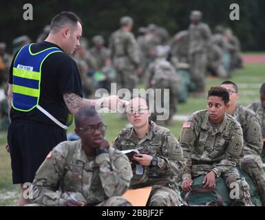 Columbia, Vereinigte Staaten Von Amerika. März 2020. Columbia, Vereinigte Staaten von Amerika. März 2020. Ein US Army Drill Sergeant vom 1st Battalion, 61st Infantry Regiment in Fort Jackson nimmt die Temperatur eines Soldaten an, bevor er in den Bus nach Fort Lee einsteigt, um die Verbreitung von COVID-19, Coronavirus 31. März 2020 in Columbia, South Carolina zu verhindern. Kredit: Thomas Byrd/USA Navy Foto/Alamy Live News Stockfoto