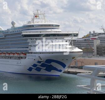Fort Lauderdale, Florida, USA. März 2020. Der Hafendirektor von Port Everglades sagte, er sei heute völlig blind von der Prinzessin von Crown gefangen worden, die mit Crew ankam, die Medevac benötigt. Er erklärte, dies verstoße gegen das Bundesgesetz und auch die CDC und die USCG seien nicht informiert. Der Karnevalsvertreter erklärte, dass Princess Broward Health direkt kontaktiert habe, und ein anderer Broward-Kommissar ließ den CEO von Broward Health am Telefon die Richtigkeit dieser Erklärung in Port Everglades Dock überprüfen. Crown Princess ist ein Kreuzfahrtschiff der Crown Klasse, das im Besitz von Princess Cruises ist und von diesem betrieben wird. Ihre Jungfernfahrt dauerte p Stockfoto