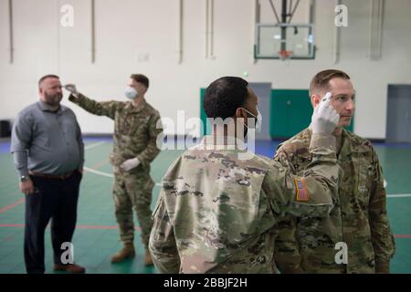 Austin, Vereinigte Staaten Von Amerika. März 2020. Austin, Vereinigte Staaten von Amerika. März 2020. Soldaten der Texas National Guard testen die Temperatur aller Personen, die in Camp Mabry in Einrichtungen eindringen, um die Ausbreitung von COVID-19, Coronavirus 31. März 2020 in Austin, Texas, zu verhindern. Kredit: Andrew Ryan Smith/USA Navy Foto/Alamy Live News Stockfoto