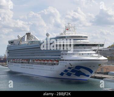 Fort Lauderdale, Florida, USA. März 2020. Der Hafendirektor von Port Everglades sagte, er sei heute völlig blind von der Prinzessin von Crown gefangen worden, die mit Crew ankam, die Medevac benötigt. Er erklärte, dies verstoße gegen das Bundesgesetz und auch die CDC und die USCG seien nicht informiert. Der Karnevalsvertreter erklärte, dass Princess Broward Health direkt kontaktiert habe, und ein anderer Broward-Kommissar ließ den CEO von Broward Health am Telefon die Richtigkeit dieser Erklärung in Port Everglades Dock überprüfen. Crown Princess ist ein Kreuzfahrtschiff der Crown Klasse, das im Besitz von Princess Cruises ist und von diesem betrieben wird. Ihre Jungfernfahrt dauerte p Stockfoto