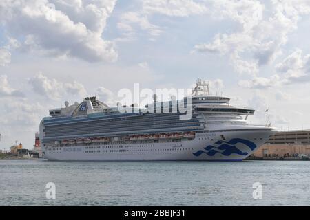 Fort Lauderdale, Florida, USA. März 2020. Der Hafendirektor von Port Everglades sagte, er sei heute völlig blind von der Prinzessin von Crown gefangen worden, die mit Crew ankam, die Medevac benötigt. Er erklärte, dies verstoße gegen das Bundesgesetz und auch die CDC und die USCG seien nicht informiert. Der Karnevalsvertreter erklärte, dass Princess Broward Health direkt kontaktiert habe, und ein anderer Broward-Kommissar ließ den CEO von Broward Health am Telefon die Richtigkeit dieser Erklärung in Port Everglades Dock überprüfen. Crown Princess ist ein Kreuzfahrtschiff der Crown Klasse, das im Besitz von Princess Cruises ist und von diesem betrieben wird. Ihre Jungfernfahrt dauerte p Stockfoto