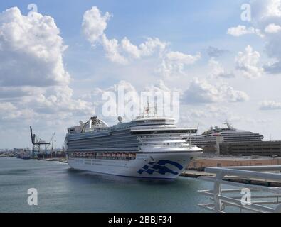 Fort Lauderdale, Florida, USA. März 2020. Der Hafendirektor von Port Everglades sagte, er sei heute völlig blind von der Prinzessin von Crown gefangen worden, die mit Crew ankam, die Medevac benötigt. Er erklärte, dies verstoße gegen das Bundesgesetz und auch die CDC und die USCG seien nicht informiert. Der Karnevalsvertreter erklärte, dass Princess Broward Health direkt kontaktiert habe, und ein anderer Broward-Kommissar ließ den CEO von Broward Health am Telefon die Richtigkeit dieser Erklärung in Port Everglades Dock überprüfen. Crown Princess ist ein Kreuzfahrtschiff der Crown Klasse, das im Besitz von Princess Cruises ist und von diesem betrieben wird. Ihre Jungfernfahrt dauerte p Stockfoto