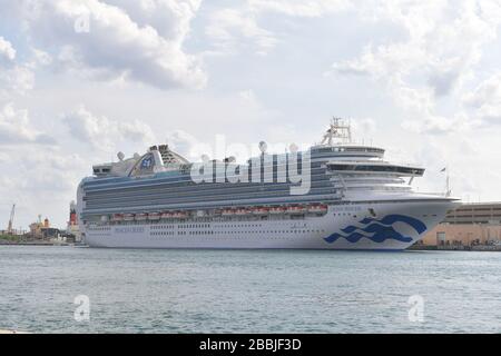 Fort Lauderdale, Florida, USA. März 2020. Der Hafendirektor von Port Everglades sagte, er sei heute völlig blind von der Prinzessin von Crown gefangen worden, die mit Crew ankam, die Medevac benötigt. Er erklärte, dies verstoße gegen das Bundesgesetz und auch die CDC und die USCG seien nicht informiert. Der Karnevalsvertreter erklärte, dass Princess Broward Health direkt kontaktiert habe, und ein anderer Broward-Kommissar ließ den CEO von Broward Health am Telefon die Richtigkeit dieser Erklärung in Port Everglades Dock überprüfen. Crown Princess ist ein Kreuzfahrtschiff der Crown Klasse, das im Besitz von Princess Cruises ist und von diesem betrieben wird. Ihre Jungfernfahrt dauerte p Stockfoto
