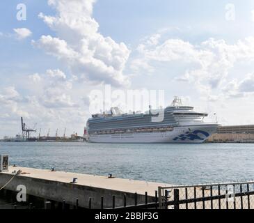 Fort Lauderdale, Florida, USA. März 2020. Der Hafendirektor von Port Everglades sagte, er sei heute völlig blind von der Prinzessin von Crown gefangen worden, die mit Crew ankam, die Medevac benötigt. Er erklärte, dies verstoße gegen das Bundesgesetz und auch die CDC und die USCG seien nicht informiert. Der Karnevalsvertreter erklärte, dass Princess Broward Health direkt kontaktiert habe, und ein anderer Broward-Kommissar ließ den CEO von Broward Health am Telefon die Richtigkeit dieser Erklärung in Port Everglades Dock überprüfen. Crown Princess ist ein Kreuzfahrtschiff der Crown Klasse, das im Besitz von Princess Cruises ist und von diesem betrieben wird. Ihre Jungfernfahrt dauerte p Stockfoto